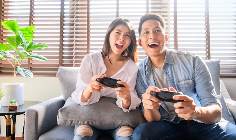 ゲームをしている若者のイメージ画像