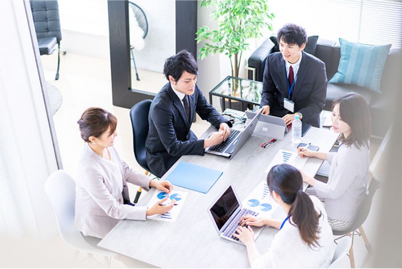 現状調査をおこない問題点を洗い出しているミーティングのイメージ画像