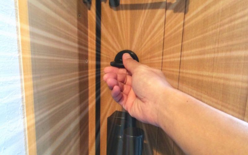 部屋の鍵をかけているイメージ画像