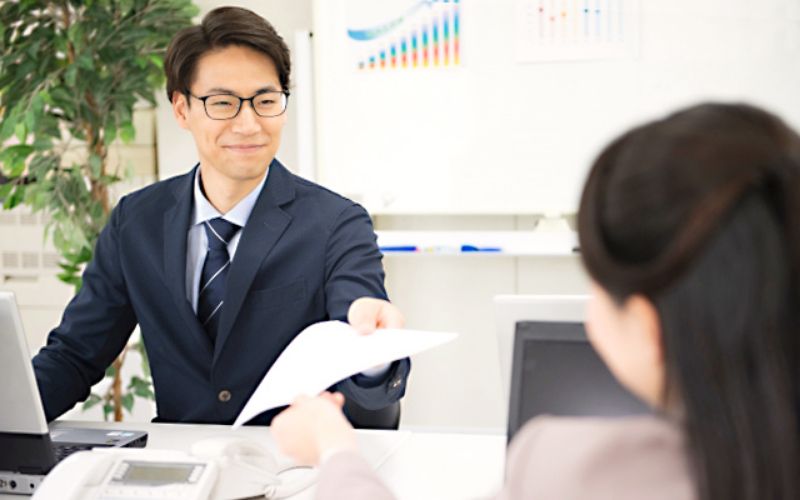 他の社員とコミュニケーションしている従業員のイメージ画像