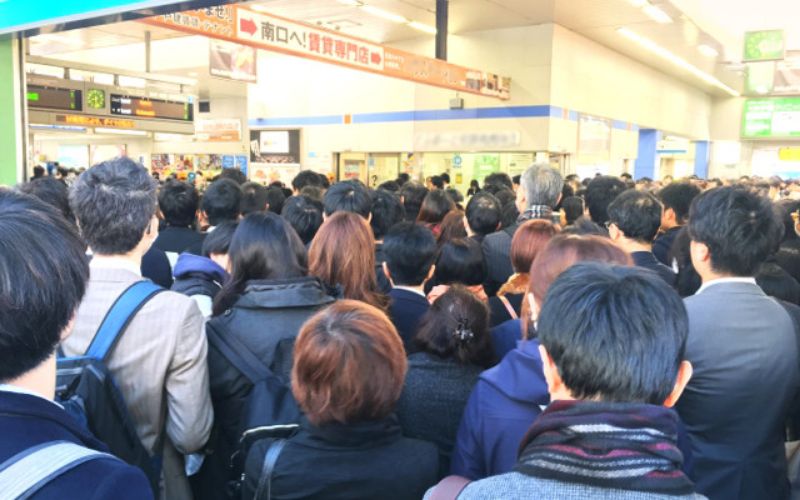 駅で電車を待つ帰宅困難者の写真