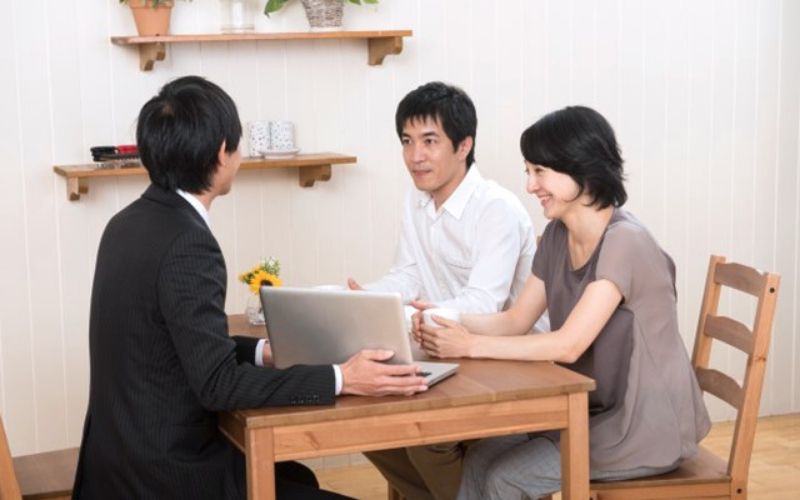 顧客と話している社員のイメージ画像