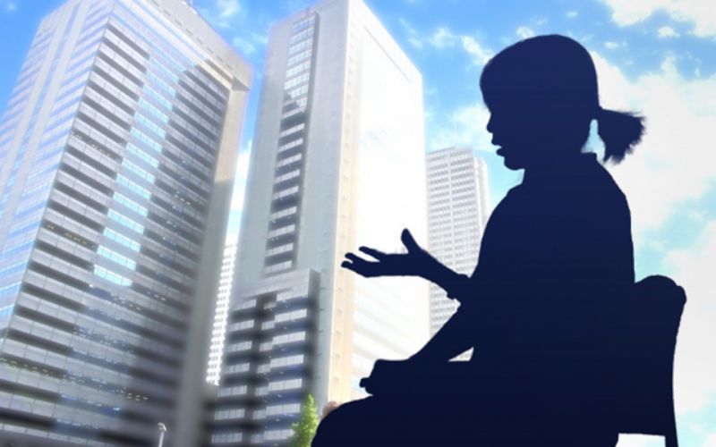 会社で発言する社員のイメージ画像