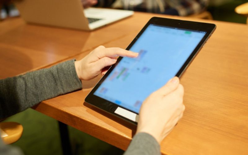 iPadを操作する人の画像