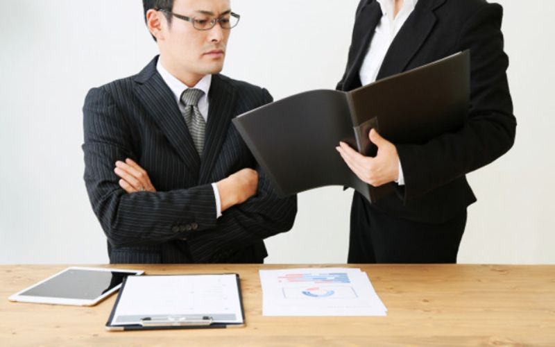 担当者が情報部門へ相談する場面のイメージ画像