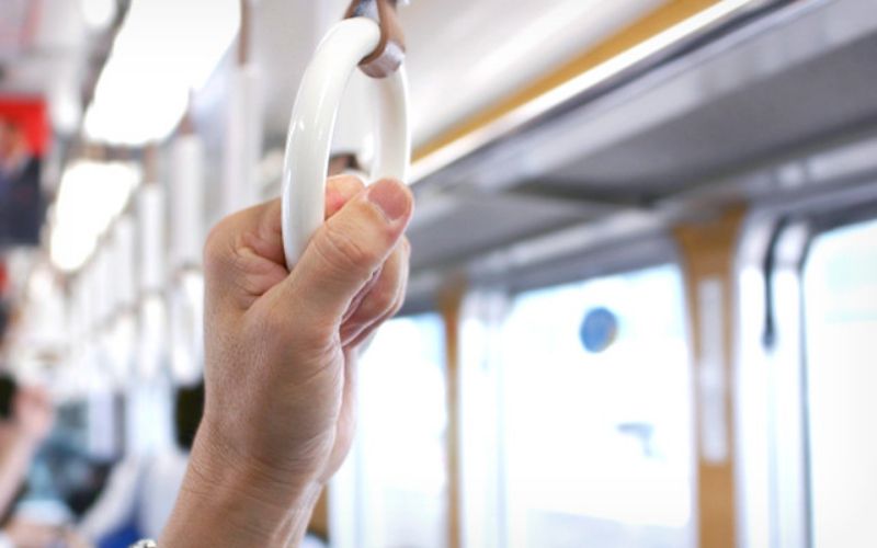 電車に乗って通勤している人のイメージ画像