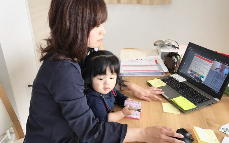 テレワーク中の元井あゆかさんの写真