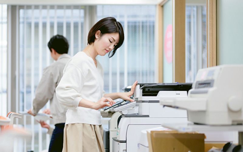 コピーする社員のイメージ画像