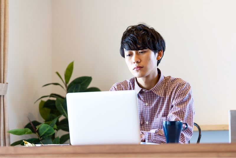 「ソロワーク」という孤独感を抱えた人のイメージ画像