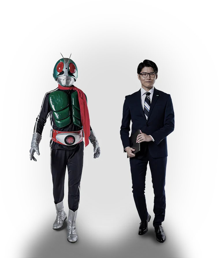 仮面ライダー1号と、ノートパソコンを持ったスーツ姿の男性